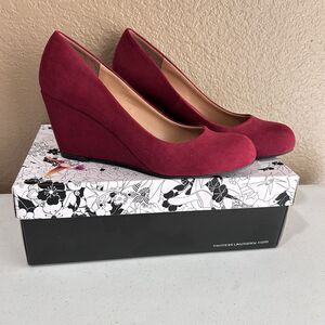 CL by Laundry Comfort Nima 2.75" Wedge Heels Pumps Burgandy Faux Suede Size 7.5